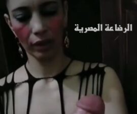 مصرية بخدود حمراء تداعب زبره بفن وترضع رأس الزب