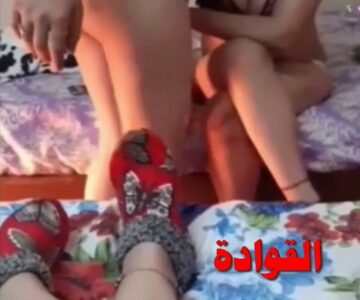 القوادة عاملة حفلة دعارة في بيتها وبتصور السحاق والنيك