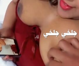 سكس خليجي الديوث يقرص حلمتها وهي بتفرج على فيديو ليها وهي بتنتاك